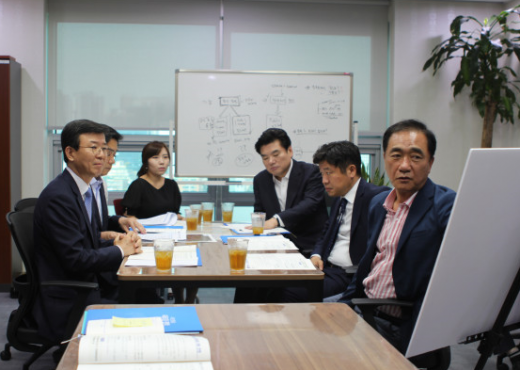 정장선 시장이 해양수산부 장관에게 지역현안에 대해 설명하고 있다. / 사진제공=평택시