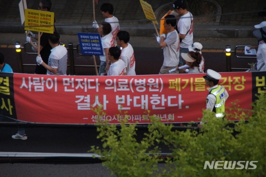 김해시 주촌면 주민 1500여명은 지난 6일 오후 의료폐기물소각장 건립을 반대하는 시위를 벌였다. 참가자들은 주촌에서 내외동 거북공원까지 3km 가량 거리를 행진하고, 거북공원에서 야간 촛불집회를 개최했다./사진제공=뉴시스DB