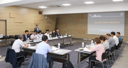 광명시는 5일 시청 중회의실에서 '원도심 생활 SOC를 통한 도시재생활성화 방안'논의를 위한 전문가 토론회를 개최했다. / 사진제공=광명시