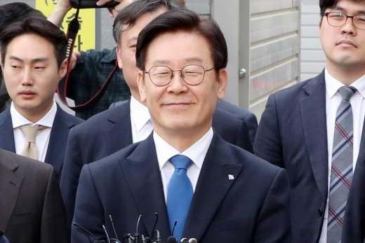 직권남용과 공직선거법 위반 혐의로 기소돼 1심 선고공판에서 무죄를 선고받은 이재명 경기지사가 지난 5월16일 오후 경기 수원지방법원 성남지원을 나서며 취재진 질문에 답하고 있다. /사진=머니투데이 DB