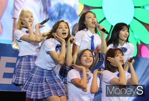 트와이스, 포카리 ‘틴페스타’ 떴다