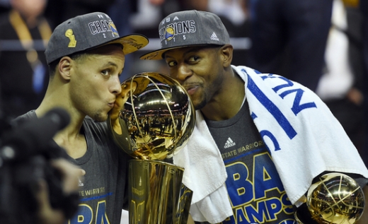 2015 NBA 파이널 당시 뛰어난 활약을 펼치며 골든스테이트 워리어스의 우승과 함께 파이널 MVP를 거머쥐었던 안드레 이궈달라(오른쪽). /사진=로이터