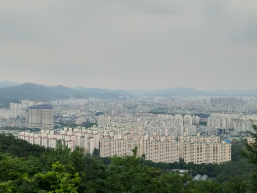 광주 북구 삼각산에서 바라본 문흥지구 인근 아파트 단지./사진=이재호 기자