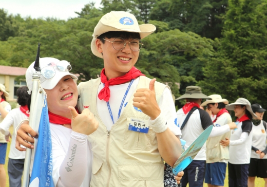 동아제약, 대학생 국토대장정 부모님과의 만남 행사에서 부모님과 참가 대원들이 상봉해 즐거운 시간을 보내고 있다. /사진=동아제약