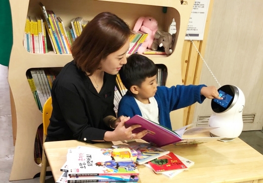 롯데마트가 선보이는 ‘인공지능 교육용 홈 로봇 클로이(CLOi)’.