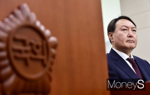 [머니S포토] 의사진행발언 경청하는 윤석열 총장 후보자