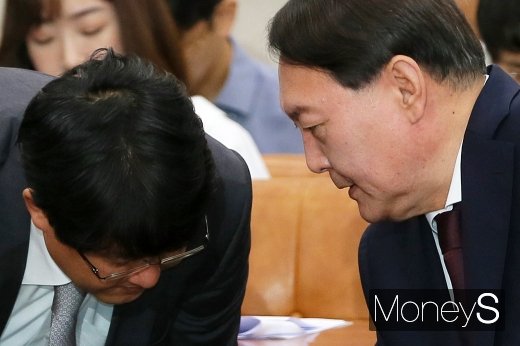 [머니S포토] 귀엣말 나누는 윤석열