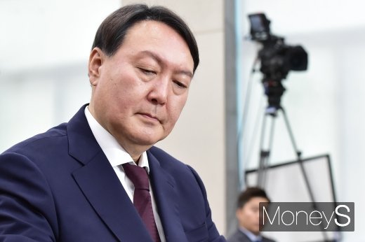 [머니S포토] 고심하는 윤석열 검찰총장 후보자