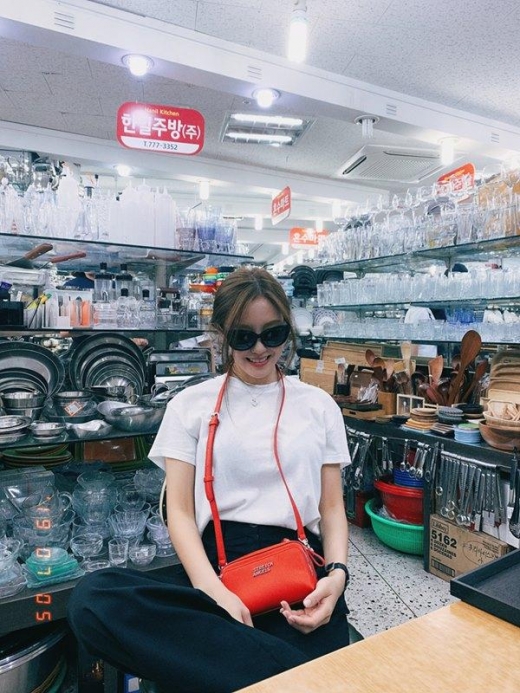 효민, 스타일리시한 블랙앤화이트룩… 