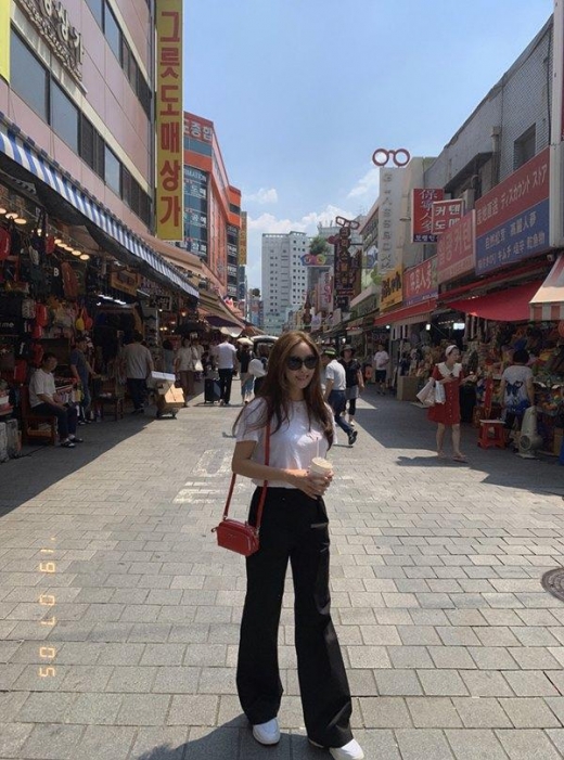 효민, 스타일리시한 블랙앤화이트룩… 