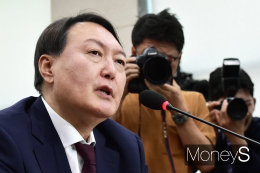 윤석열 검찰총장후보자가 8일 서울 여의도 국회 법제사법위원회 회의장에서 열린 인사청문회에서 답변하고 있다. /사진=임한별 기자