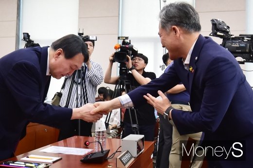 [머니S포토] 검찰총장 후보자 인사청문회, 인사 나누는 윤석열-표창원