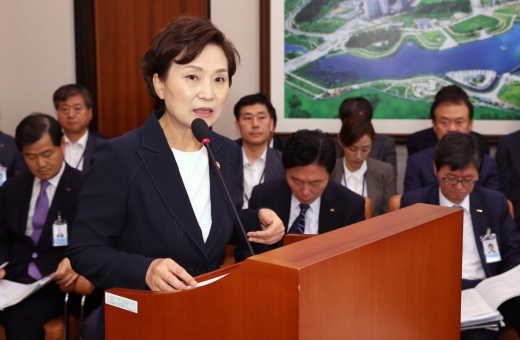 서울 여의도 국회에서 열린 국토교통위원회 전체회의에서 현안보고를 하는 김현미 국토부 장관. /사진=뉴스1 이종덕 기자