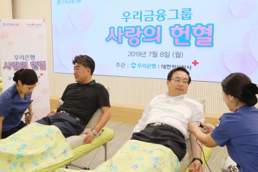 박필준(왼쪽) 우리은행 노조위원장과 손태승 우리금융그룹 회장이 8일 서울 소공로 우리은행 본점에서 직원들과 함께 헌혈을 하고 있다./사진=우리금융