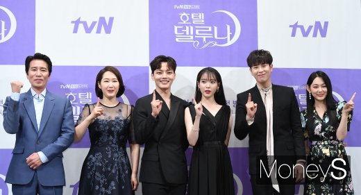 [머니S포토] 신정근·배해선·여진구·아이유·피오·미나 '호텔델루나 시청률 1위 기원'