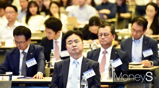 [머니S포토] 신용길 생보 회장, 인슈어테크 관련 금융위 견해 경청