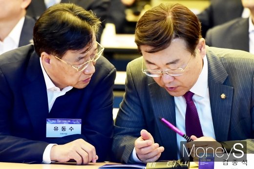 [머니S포토] 인슈어테크 활성화 세미나, 의견 나누는 유동수-김종석 의원