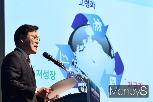 [머니S포토] 최종구 위원장, 보험산업의 외부환경 변화 설명