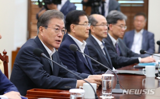 문재인 대통령이 8일 청와대 여민관에서 열린 수석·보좌관회의를 주재하고 있다. /사진=뉴시스