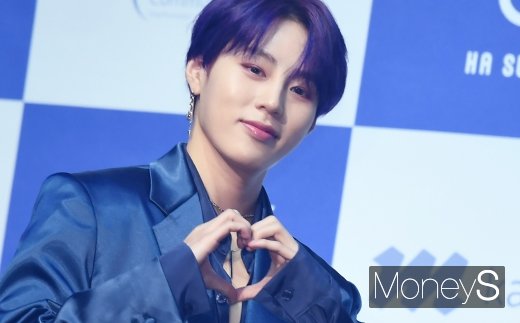 [머니S포토] 하성운 '저장을 부르는 하트'