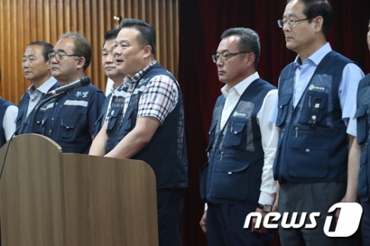 이동호 우정사업본부 노조위원장 등이 8일 오후 서울 종로구 광화문우체국에서 총파업 철회 기자회견을 하고 있다. /사진=뉴스1