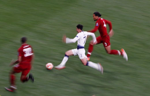 지난달 2일(한국시간) UEFA 챔피언스리그 결승전에서도 엄청난 주력으로 환상적인 수비를 해낸 리버풀의 수비수 버질 반 다이크(오른쪽). /사진=로이터