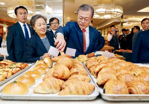 지난해 10월 전북 군산 이성당을 찾은 문재인 대통령. /사진=뉴시스 박진희 기자