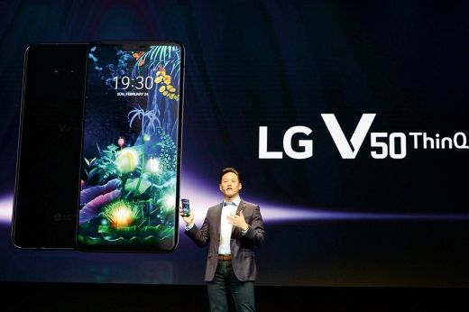 MWC 2019에 등장한 LG V50. /사진제공=LG전자