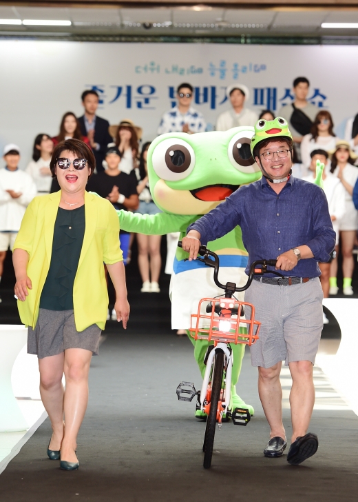 염태영 수원시장(오른쪽)과 조명자 수원시의장이 ‘반바지 패션쇼’에서워킹을 선보이고 있다. / 사진제공=수원시