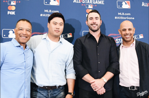 9일(한국시간) 미국 오하이오주 클리블랜드 헌팅턴 컨벤션센터에 열린 2019 MLB 올스타전 미디어데이에 참석한 LA 다저스의 투수 류현진이(왼쪽에서 두 번째) 포즈를 취하고 있다. /사진=LA 다저스 구단 공식 트위터