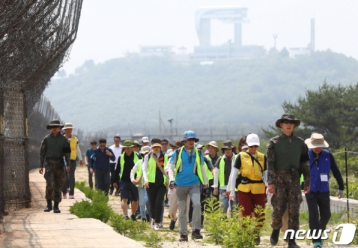 강원도 고성군 DMZ 평화의길 투어에 나선 관광객들이 철책선 옆을 걷고 있다. 2019.6.26/뉴스1