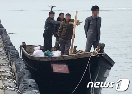  삼척항 부두에 정박한 북한어선과 어민. /사진=뉴스1  