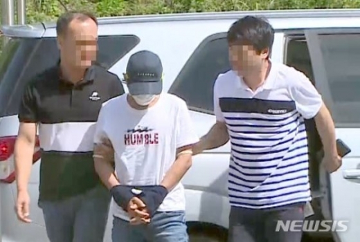 두살 아이가 보는 앞에서 베트남 출신 부인을 폭행한 혐의를 받고 있는 남편 A씨(36)가 8일 오전 광주지법 목포지원에서 구속 전 피의자 심문(영장실질심사)을 받기 위해 출석하고 있다. /사진=뉴시스