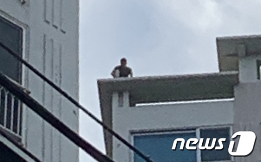9일 오전 6시쯤 경남 거제시 옥포동 한 주상복합아파트 20층 옥상에서 15시간째 경찰과 대치를 이어오던 A씨(45)가 아파트 밑으로 투신해 현장에서 숨졌다. /사진=뉴스1