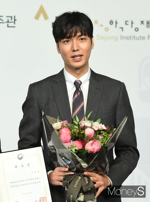 [머니S포토] 이민호 '꽃을 든 남자'