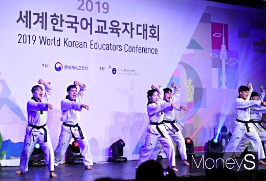 [머니S포토] 절도있는 퍼포먼스