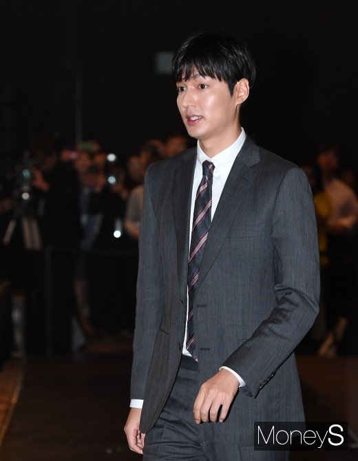 [머니S포토] 이민호 '플래시 세례에 깜짝 놀란 눈'