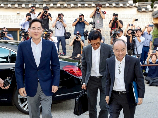 지난 4일 서울 한국가구박물관에서 열린 국내 기업 총수들과의 만찬 회동에 참석하기 위해 회동장에 도착한 이재용 삼성전자 부회장과 손정의 일본 소프트뱅크 회장. /사진=머니투데이 이기범 기자