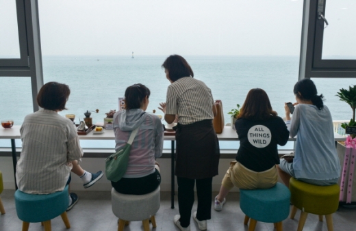 해운대구가 최근 청사포 다릿돌전망대, 해운대보건소, 해운대문화회관에 경력단절여성의 재취업 지원을 위한 일자리카페 '꿈+블렌딩'을 열었다./사진제공=해운대구 