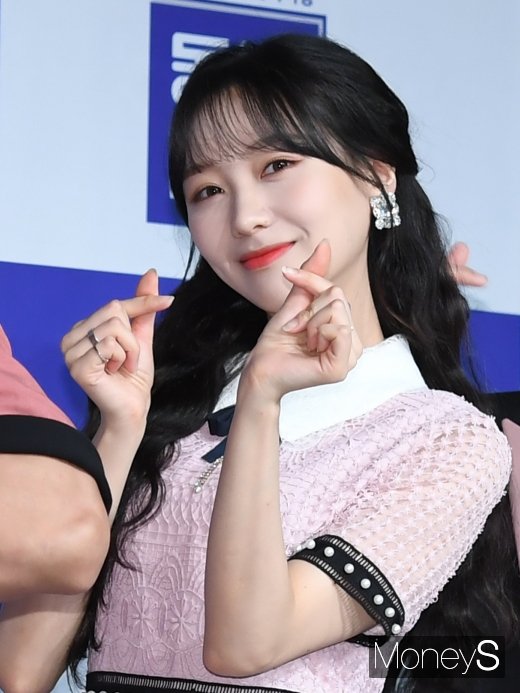 [머니S포토] 러블리즈 수정 '애교 가득 담은 하트'