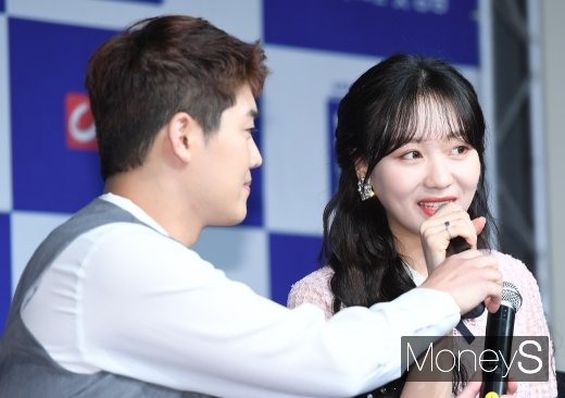 [머니S포토] 권혁수 '수정아 마이크 이걸로 사용해'