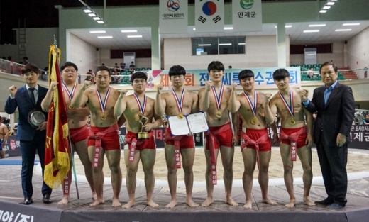 지난 8일 강원도 인제에서 열린 제73회 전국씨름선수권대회 고등부 단체전에서 공주생명과학고를 4대3으로 제압하고 대회 우승을 차지한 여수공고 씨름부 /사진제공=도 체육회