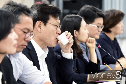 [머니S포토] 물 마시는 최종구 금융위원장