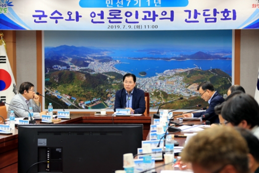 민선7기 취임 1주년 기자간담회하는 신우철 전남 완도군수 /사진제공=완도군