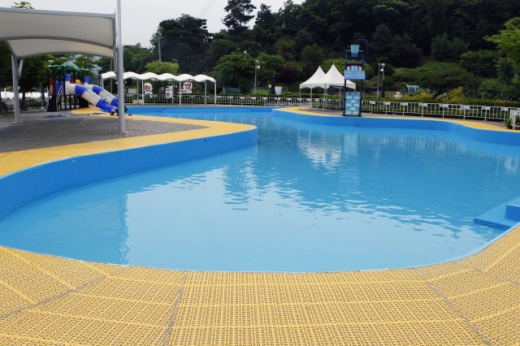 쉬리마을 쉬리캠핑장의 한반도 모양 수영장. /사진=한국관광공사