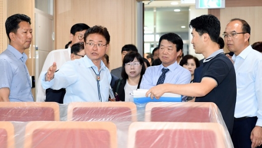 이철우 경북도지사(왼쪽 두번째)가 개관을 앞둔 경북도서관의 준비상황을 살펴보고 있다. /사진=경상북도 제공.