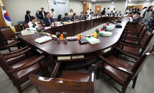 지난 9일 오후 정부세종청사에서 열린 최저임금위원회 전원회의에서 근로자 위원들의 자리가 텅 비어 있다. / 사진=뉴시스 강종민 기자