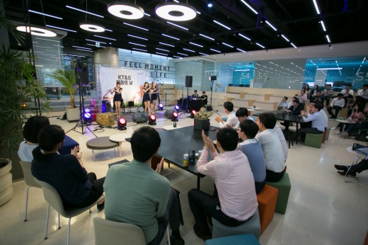 KT&G는 즐겁게 일하는 직장을 만들기 위해 분기별 1회 마지막 수요일을 ‘문화의 날’로 지정하고 구성원들을 위한 문화예술 프로그램을 운영 중이다. 사진은 서울 강남구 대치동에 위치한 KT&G서울본사 에서 진행된 ‘KT&G 문화의날’ 행사 현장