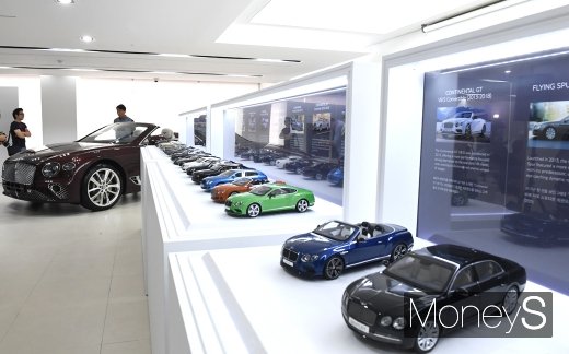 [머니S포토] 시선 사로잡는 '컨티넨탈 GT V8 컨버터블'