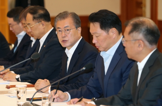 문재인 대통령이 10일 청와대 충무실에서 열린 '경제계 주요인사 초청 간담회'에 참석하여 일본의 반도체 관련 수출 규제에 대한 대응 방안을 논의하고 있다. / 사진=뉴시스 박진희 기자